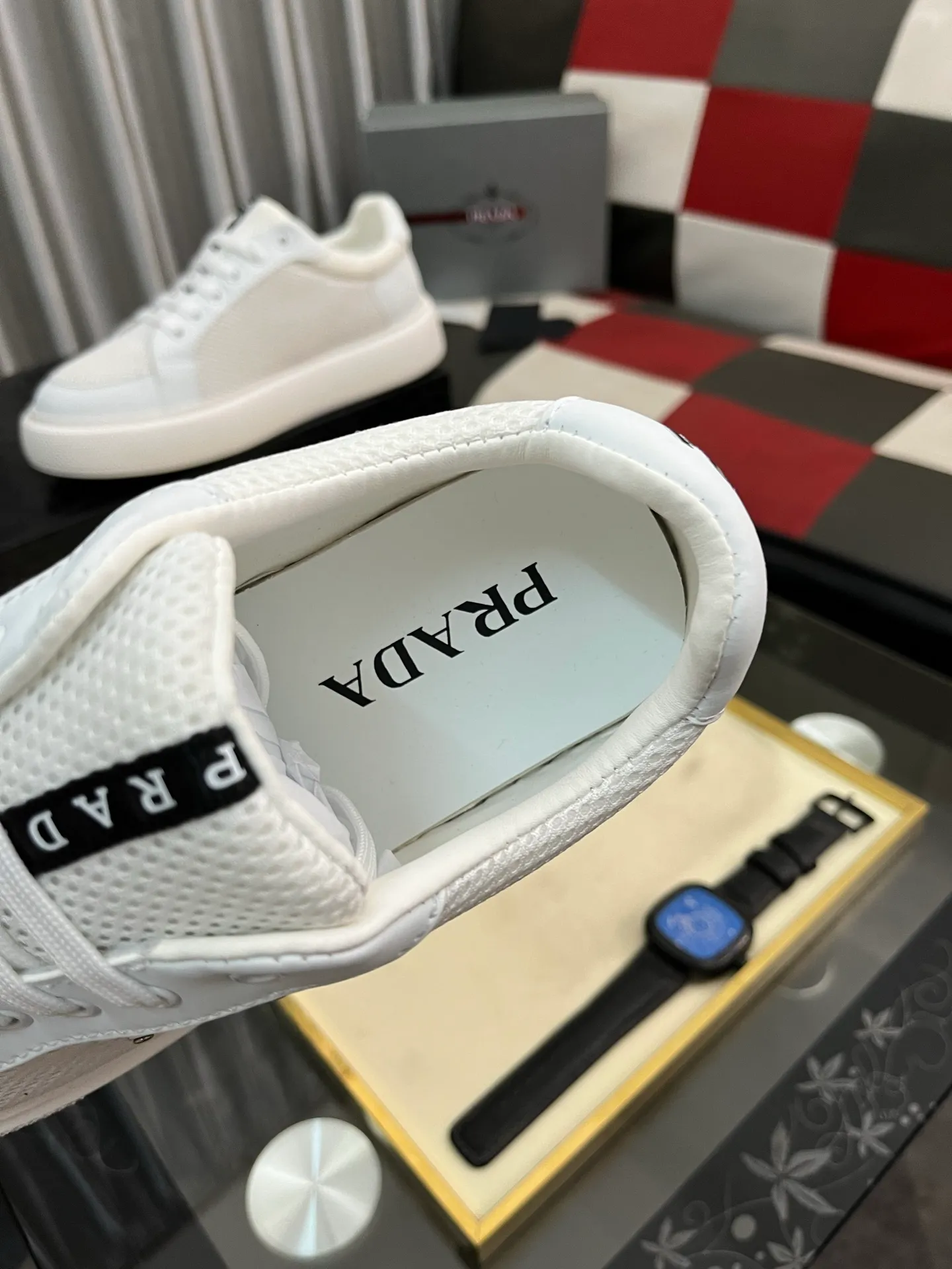 Men's men's shoes💰580⌚️⌚️Prada Prada early spring new model, top original quality, Prada casual sports shoes, made of imported solid color patent leather, spliced mesh cowhide upper, three-dimensional geometric segmentation, multi-color splicing, fashionable and generous, soft, comfortable and breathable. The tongue is decorated with classic letter logo, with fabric lining, cowhide foot pads, matched with P family's exclusive rubber outsole, upper material, breathable knitted fabric imported from Italy The delicate texture is super high-end! Fetal cowhide lining, super soft and comfortable, original molded outsole Size: 38-446️⃣ colors available